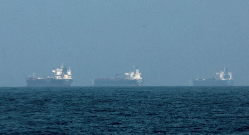 Иран допуска кораби с основни стоки през Ормузкия пролив
