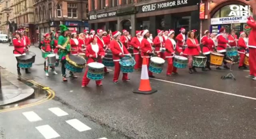 Над 1700 души, облечени като Дядо Коледа, караха ски и бягаха в маратон за благотворителност