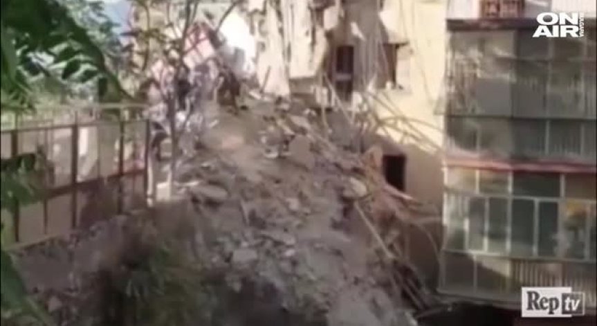 Блок рухна в Италия, издирват затрупани хора