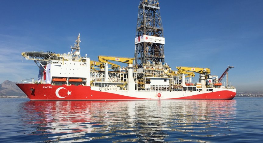 Турция връща кораб в спорните води на Средиземно море