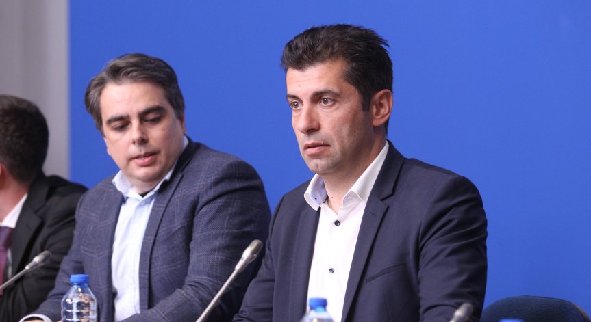 Петков е в Украйна, обсъжда със Зеленски изтеглянето на кораба 