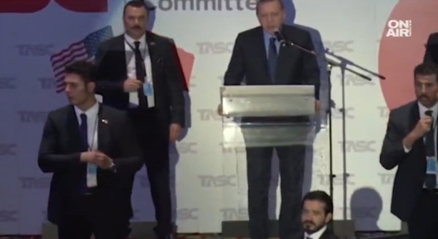 Летяха юмруци по време на реч на Ердоган