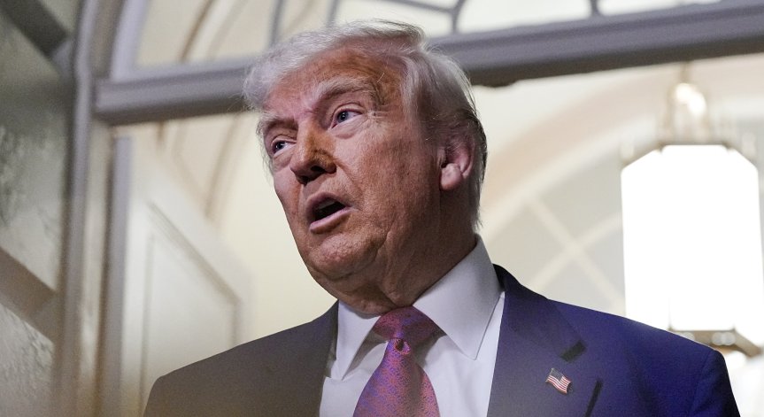 Доларът пострада заради несигурността с търговията в САЩ.