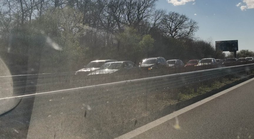 Катастрофа ограничи движението по магистрала 