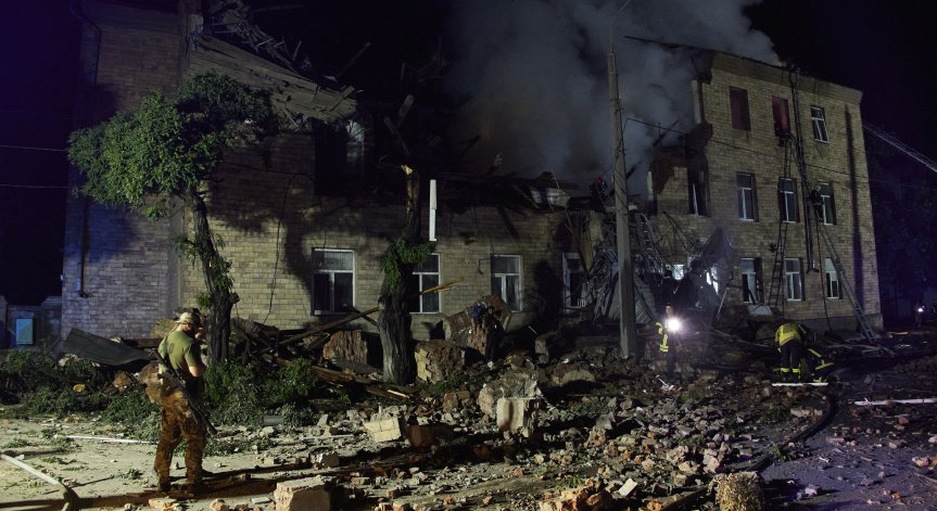 Зеленски: Запорожие - поредното нападение на руски терористи, най-малко трима са загинали