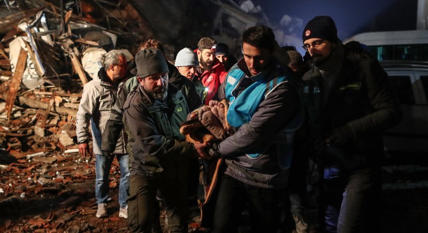 Близо 8000 са жертвите на трусовете, спасителите се борят с лошото време