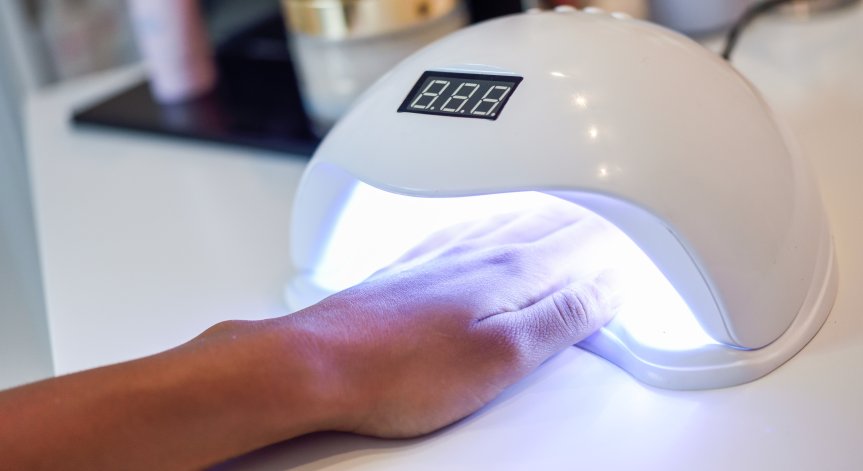 Не забравяйте основата преди нанасянето на цвят.