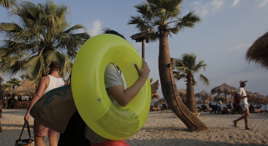 На плаж в Гърция от 15 май, баровете няма да имат право да пускат музика