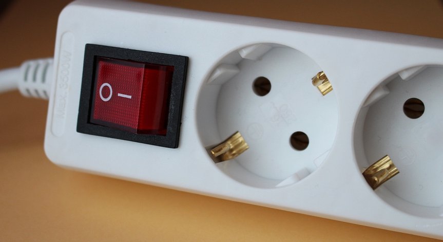 По 100 евро помощ заради скъпия ток във Франция за бедните с под 2 000 евро доход