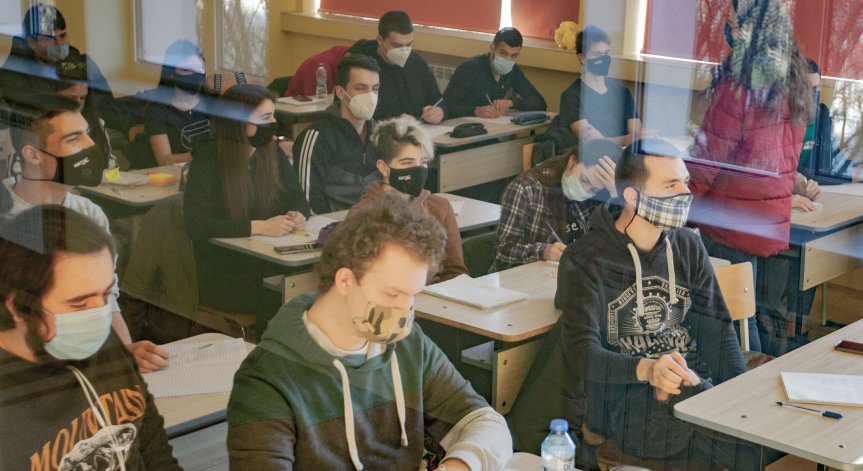 Родители излизат на протест, настояват и по-големите учениците да се върнат в клас