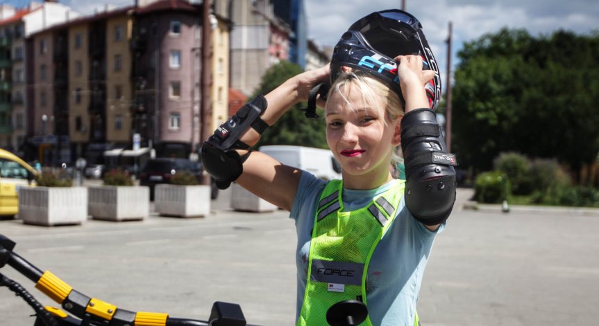 Емили Тротинетката за вързаното момче: Хората продължават да вярват на някакво келешче