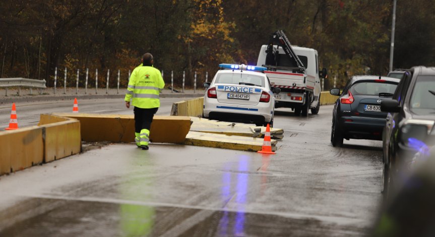 Автомобил на посолството на САЩ катастрофира до болница 