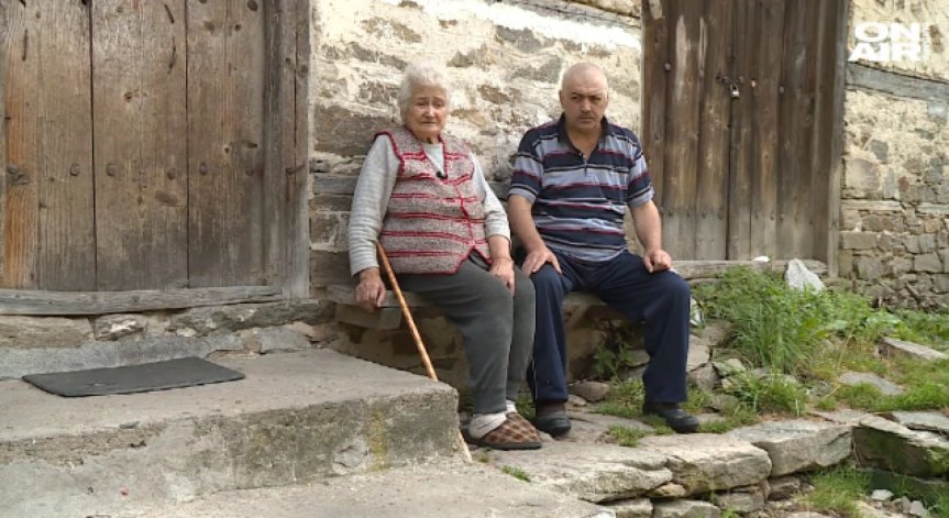 Майка и син - туптящото сърце на селце в Родопите