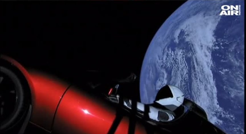 Червената Тesla на Мъск подмина Марс