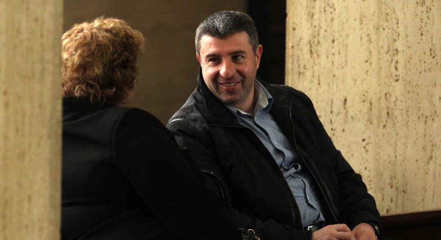 Задържан по 