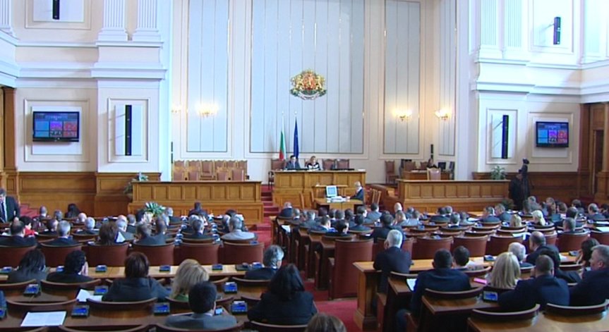 ГЕРБ и БСП с изравнени сили за евровота към февруари