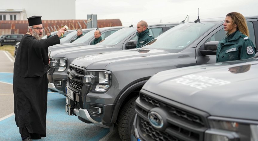 Отец Георги Николачков от Софийската света митрополия освети новата техника.