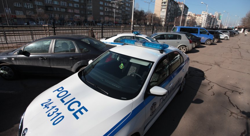 Джип се разби в дърво пред полицейско управление в Пловдив