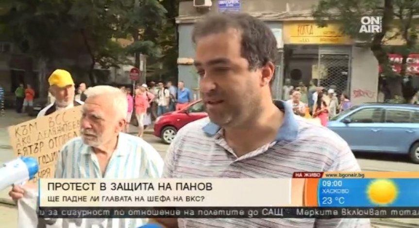 Граждани протестират пред ВСС в защита на Лозан Панов