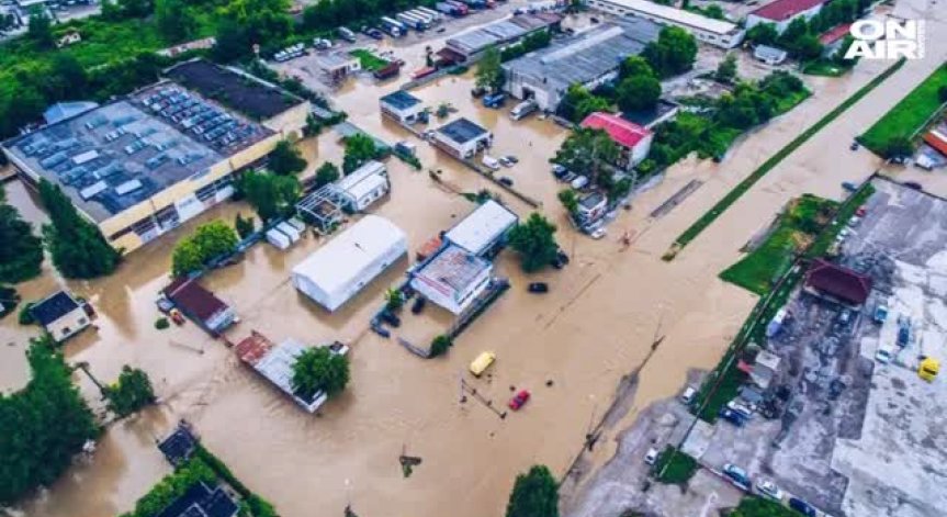 Ловеч и околни села останаха под вода след пороен дъжд