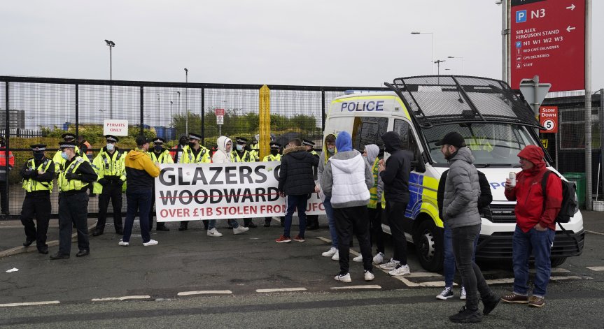 Заради протести: Отложиха дербито между 