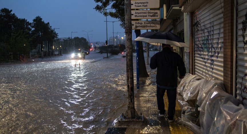 Метеоролози предупреждават за три дни бури и порои в Гърция