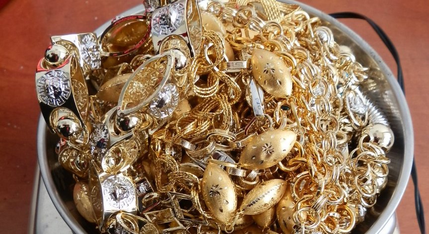 Задържаха над килограм златни и сребърни накити на 