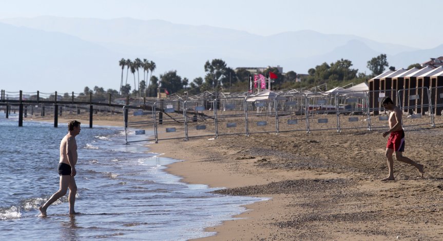 Топлото време накара жители и туристи в Анталия да влязат в морето
