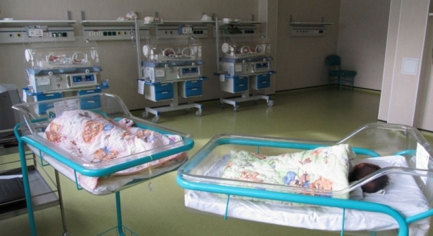 Момиче на 12 години роди здраво бебе във Враца