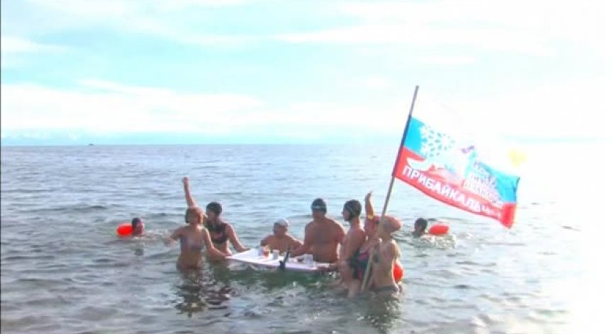 Ентусиасти пиха чай в ледените води на Байкал