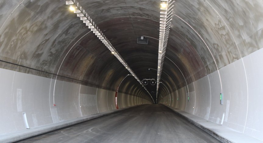 Пускат колите през тунел 