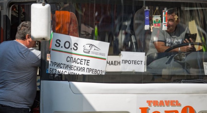 Автобусните превозвачи и таксиметровият бранш блокират столицата