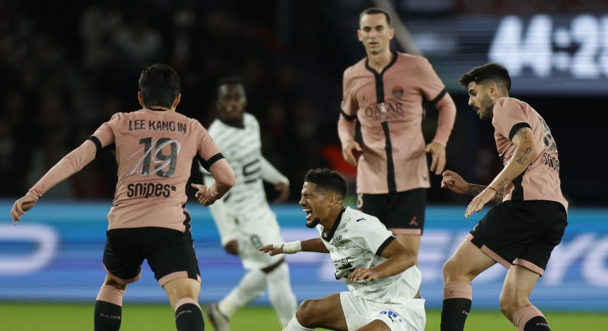 Лий Канг Ин отбеляза втори гол в 58'.