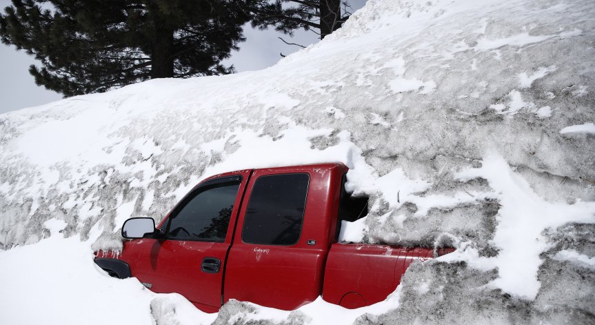 Най-голямата снежна буря връхлетя Калифорния, автомобили затънаха в преспите