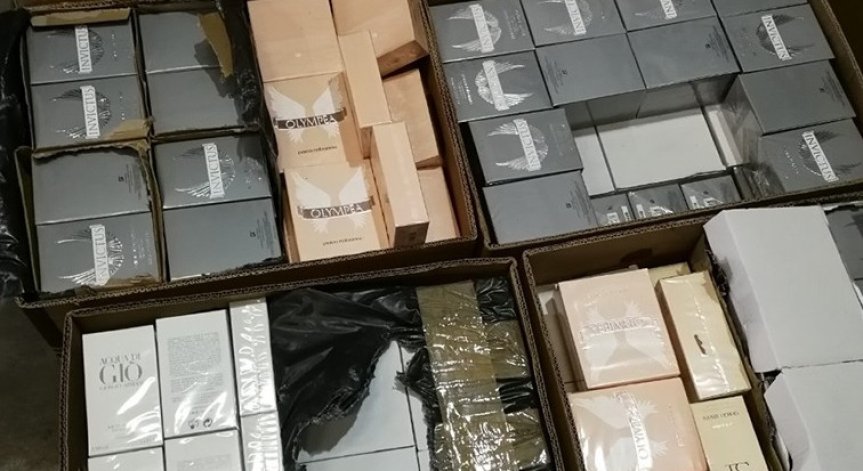 Митничари задържаха парфюми менте в кашони от банани