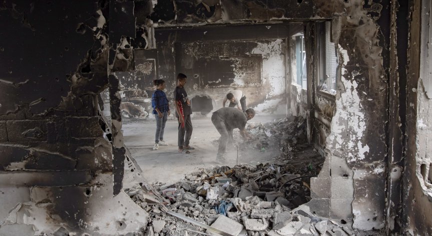 Хиляди разселени хора се бяха приютили в училището.