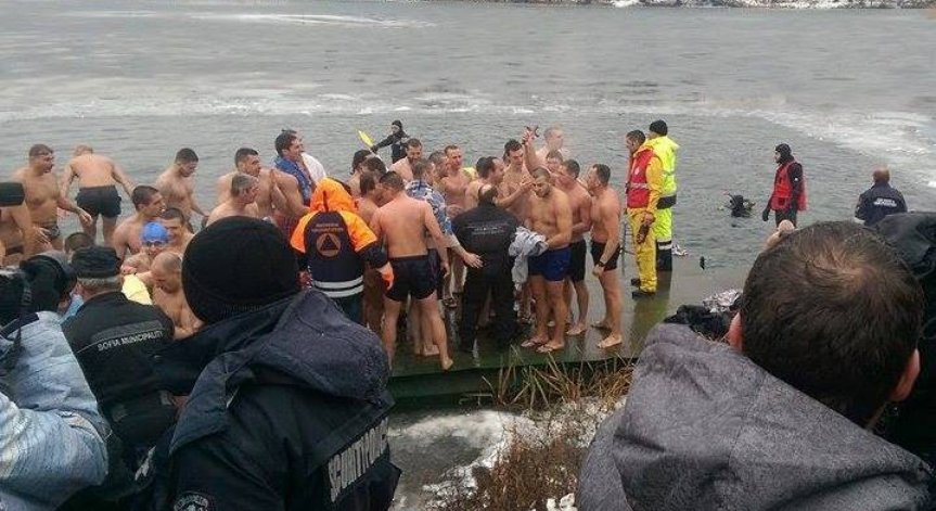 18-годишният Александър извади кръста от езерото в Дружба