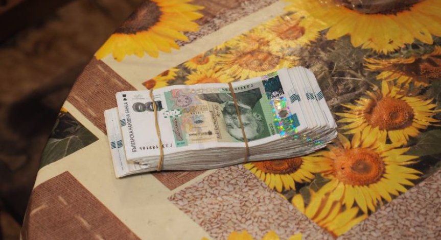 Тетрадка с имена и 15 000 лв. в къща в Алеко Константиново