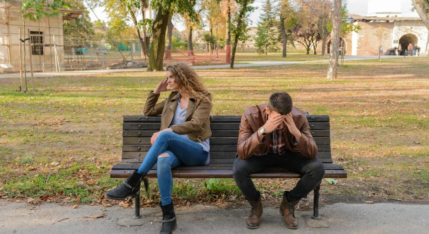 Тези поведения създават бариери, които пречат на двойките да създадат дълготрайни връзки.
