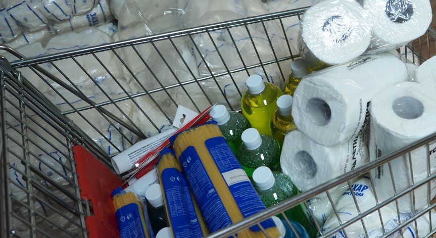 Защо помощта за социално слаби съдържа като храна само пакет захар и спагети