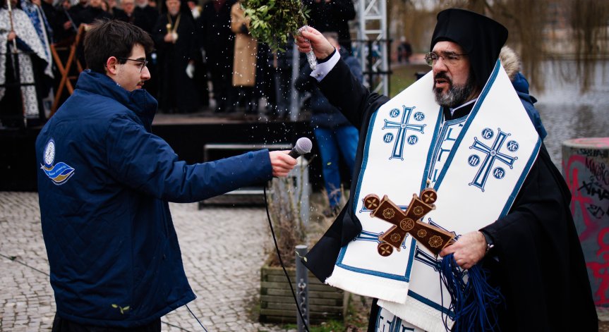 Православната църква обединява този празник с Кръщение Господне.