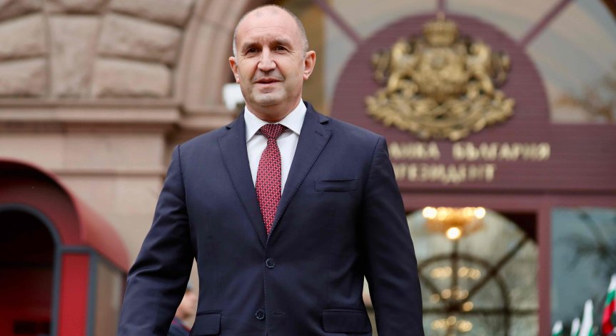 Радев повежда две листи на 