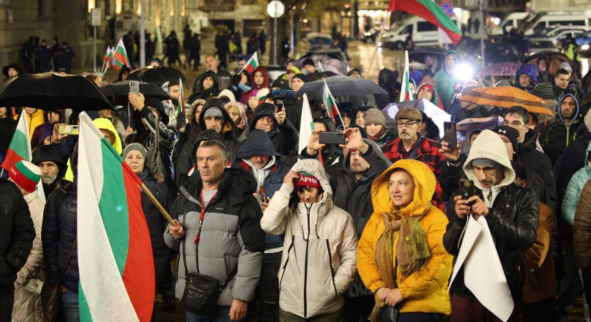 Множество протести в първия работен ден на депутатите.