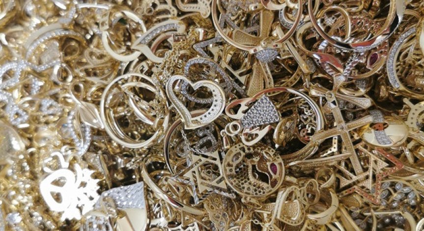 Митничари откриха над 10 кг злато в хладилни чанти на Дунав мост 2