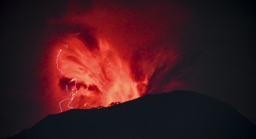 Вулканът в Индонезия изригна три пъти за няколко часа