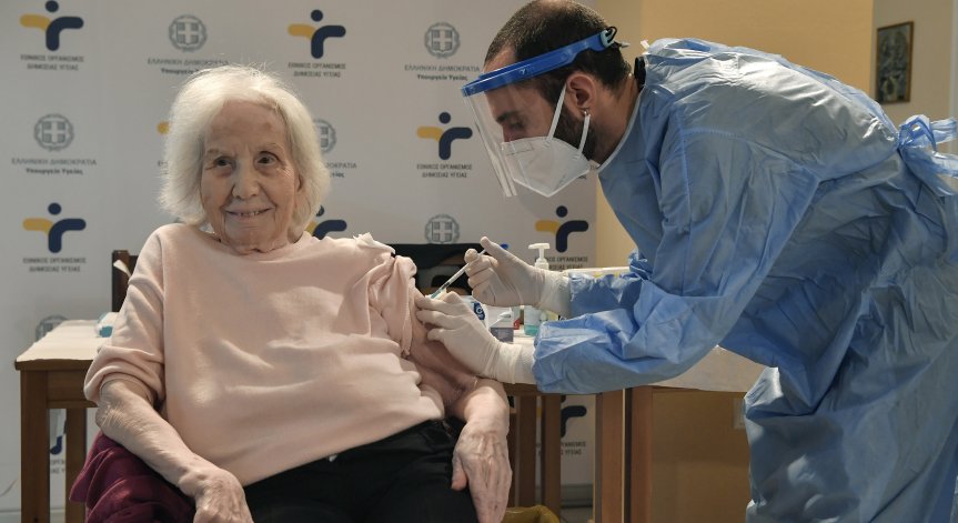 40 000 са ваксинираните в Гърция, отварят детските градини 