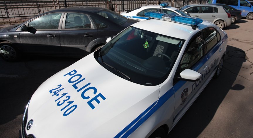 Мъжът нанесъл удар с коляно в гърдите на зам.-директора и избягал.