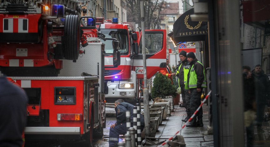 Пожарът между Калугерово и Лесичово се разраства, изпращат хеликоптер