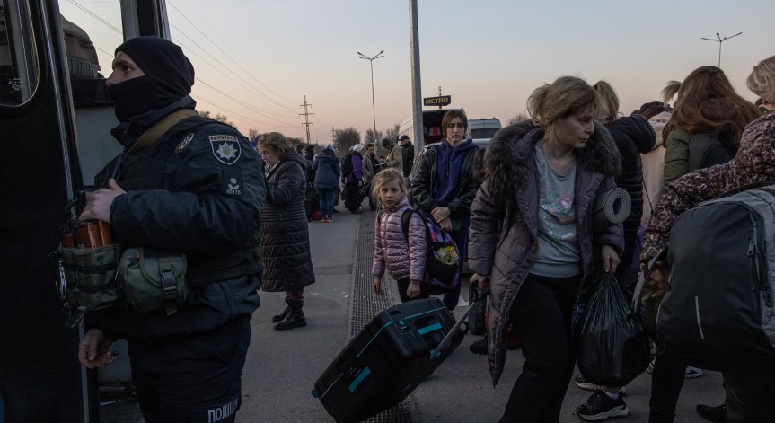 Русия блокира автобуси за евакуация, 45 000 души са насилствено отведени от Мариупол