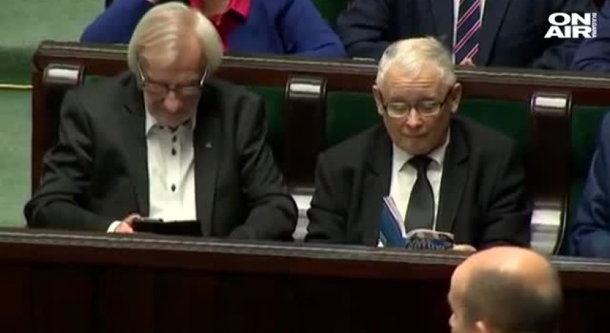 Какво прави най-влиятелният политик в Полша в парламента? Чете за котките